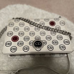 Diorama limited edition, white calfskin. Round lock